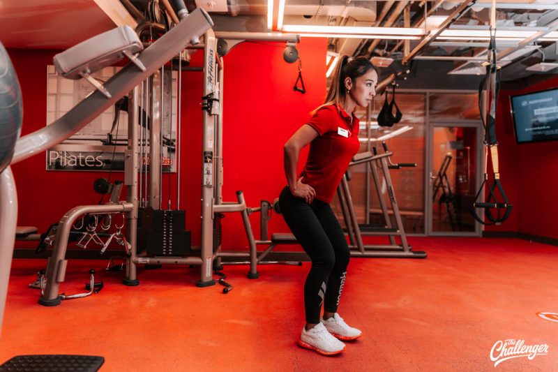 Что делать в фитнес-клубе новичку: 7 простых упражнений с тренажёрами и без них. Изображение номер 22