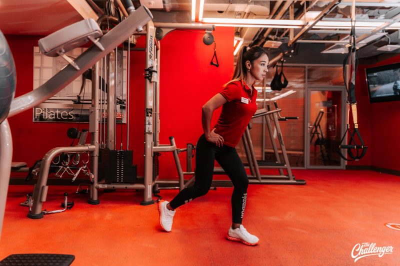 Что делать в фитнес-клубе новичку: 7 простых упражнений с тренажёрами и без них. Изображение номер 23