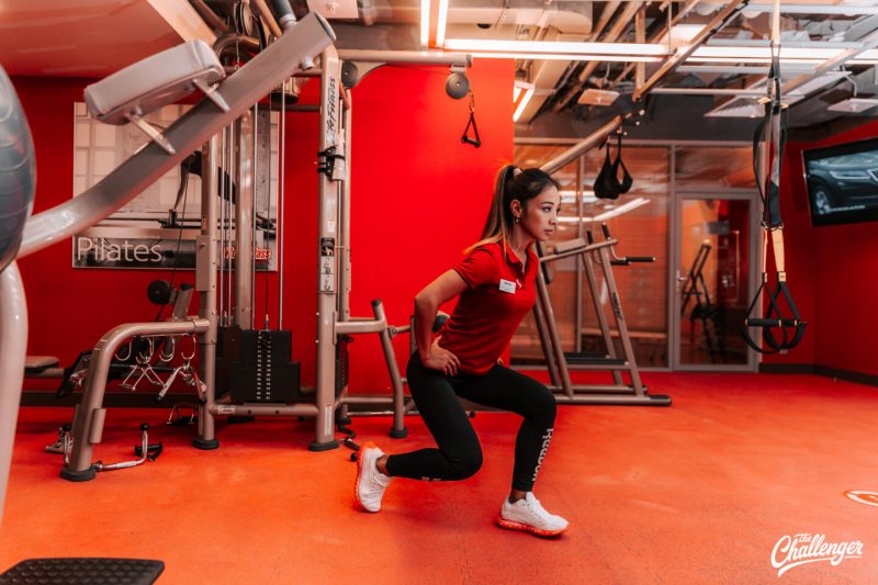 Что делать в фитнес-клубе новичку: 7 простых упражнений с тренажёрами и без них. Изображение номер 24