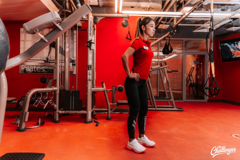 Что делать в фитнес-клубе новичку: 7 простых упражнений с тренажёрами и без них. Изображение номер 25