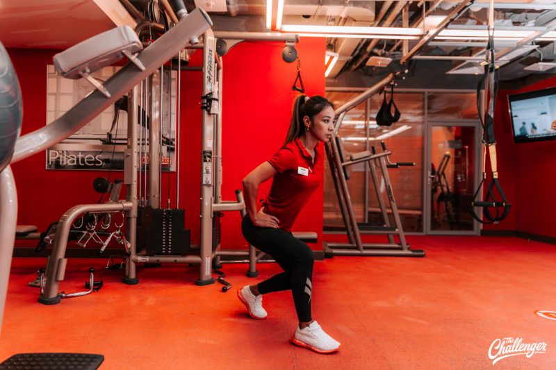 Что делать в фитнес-клубе новичку: 7 простых упражнений с тренажёрами и без них. Изображение номер 27