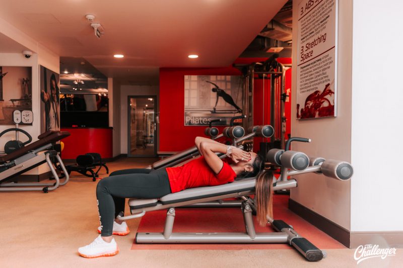 Что делать в фитнес-клубе новичку: 7 простых упражнений с тренажёрами и без них. Изображение номер 12