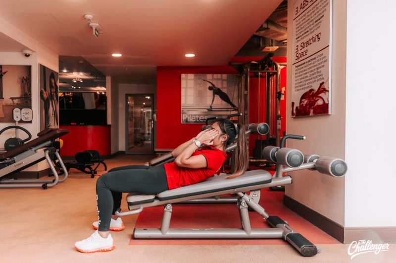 Что делать в фитнес-клубе новичку: 7 простых упражнений с тренажёрами и без них. Изображение номер 13