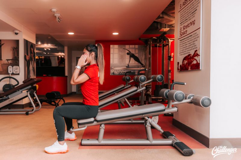 Что делать в фитнес-клубе новичку: 7 простых упражнений с тренажёрами и без них. Изображение номер 14