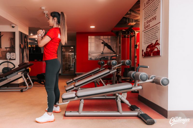 Что делать в фитнес-клубе новичку: 7 простых упражнений с тренажёрами и без них. Изображение номер 15