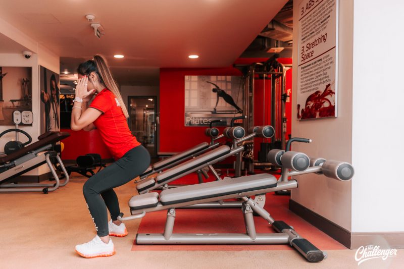 Что делать в фитнес-клубе новичку: 7 простых упражнений с тренажёрами и без них. Изображение номер 16