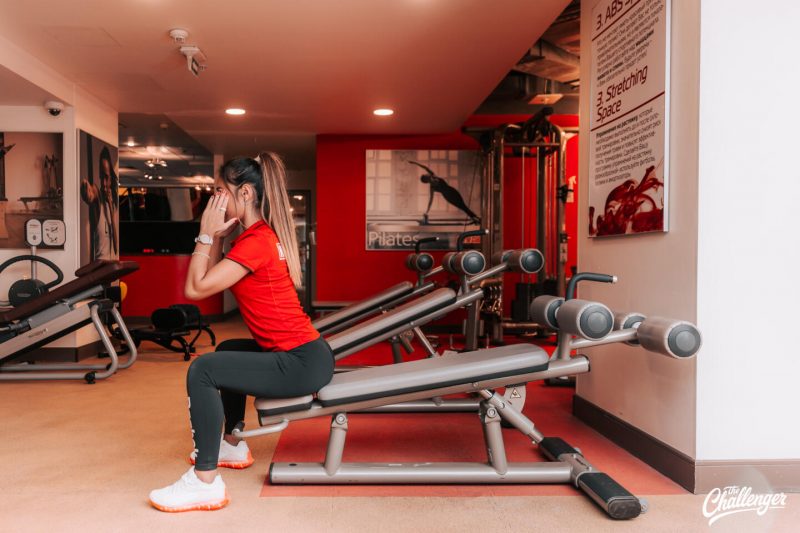 Что делать в фитнес-клубе новичку: 7 простых упражнений с тренажёрами и без них. Изображение номер 17