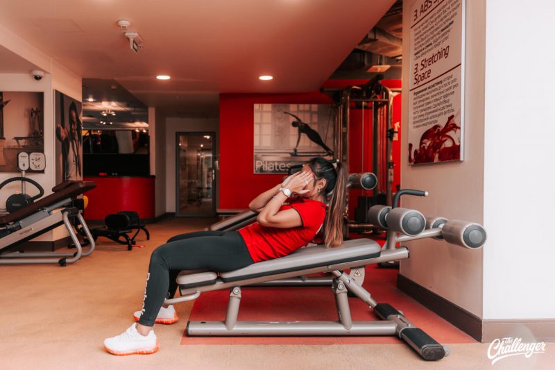 Что делать в фитнес-клубе новичку: 7 простых упражнений с тренажёрами и без них. Изображение номер 18