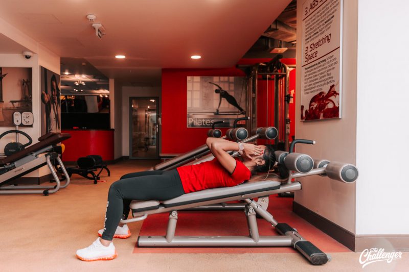 Что делать в фитнес-клубе новичку: 7 простых упражнений с тренажёрами и без них. Изображение номер 19