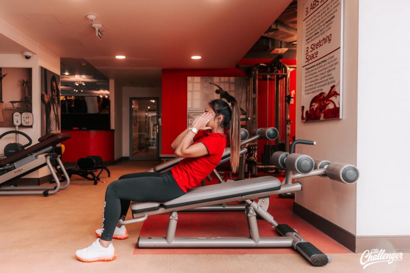 Что делать в фитнес-клубе новичку: 7 простых упражнений с тренажёрами и без них. Изображение номер 20