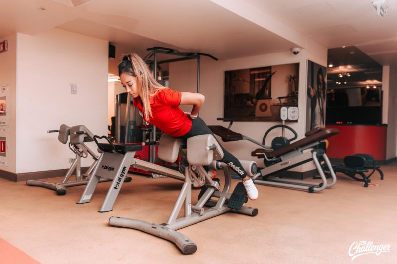 Что делать в фитнес-клубе новичку: 7 простых упражнений с тренажёрами и без них. Изображение номер 29