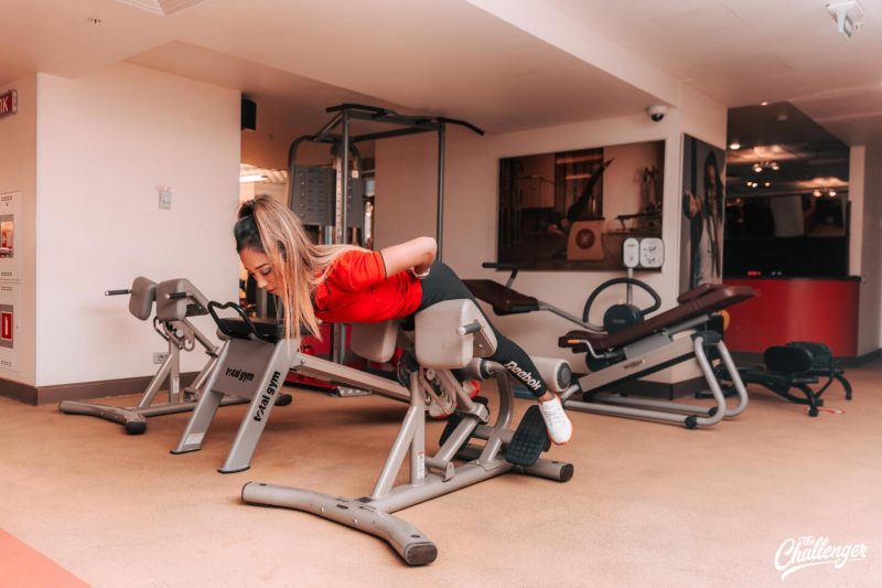 Что делать в фитнес-клубе новичку: 7 простых упражнений с тренажёрами и без них. Изображение номер 30