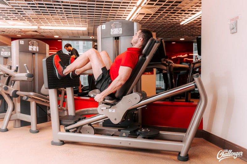 Что делать в фитнес-клубе: 7 упражнений для ног, спины и груди на тренажёрах. Изображение номер 2