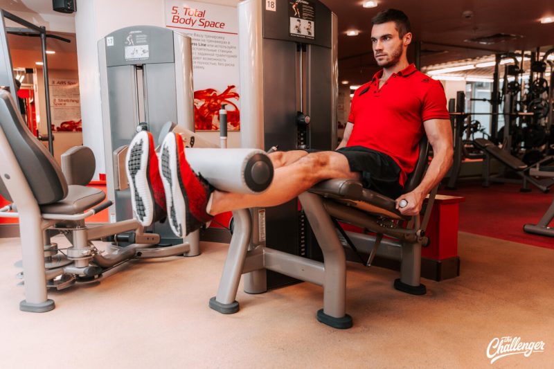 Что делать в фитнес-клубе: 7 упражнений для ног, спины и груди на тренажёрах. Изображение номер 4