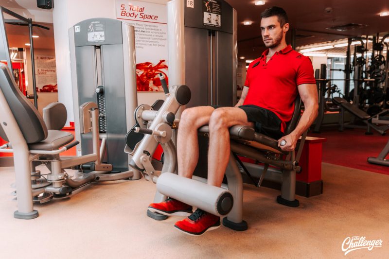 Что делать в фитнес-клубе: 7 упражнений для ног, спины и груди на тренажёрах. Изображение номер 3
