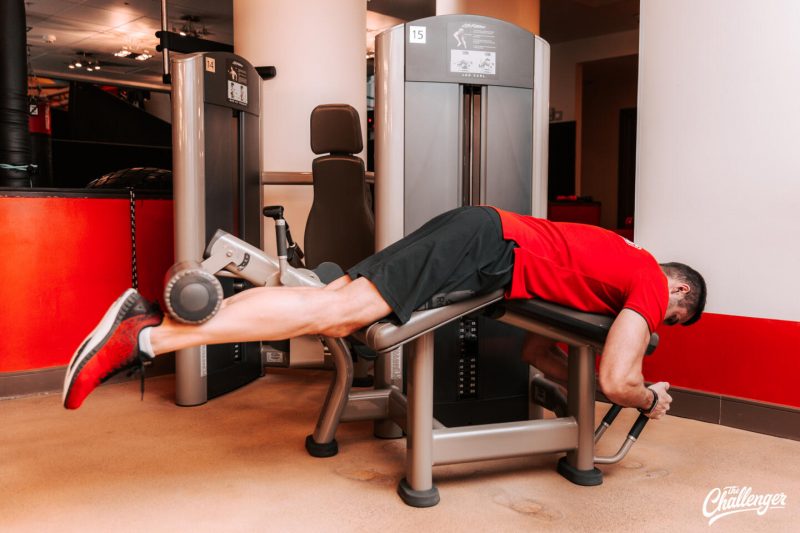 Что делать в фитнес-клубе: 7 упражнений для ног, спины и груди на тренажёрах. Изображение номер 5