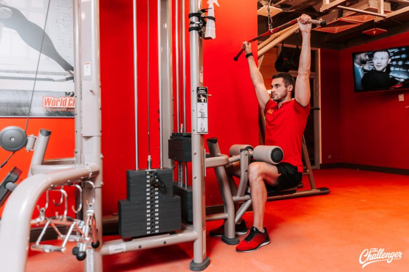 Что делать в фитнес-клубе: 7 упражнений для ног, спины и груди на тренажёрах. Изображение номер 8