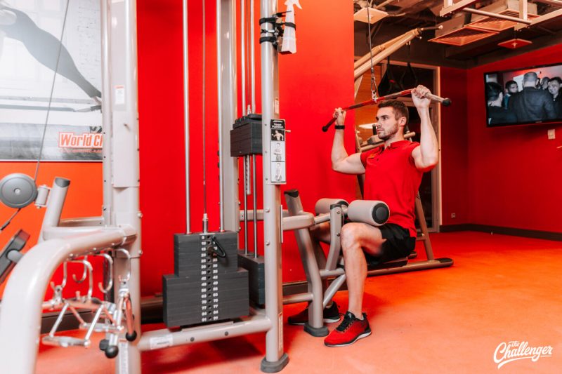 Что делать в фитнес-клубе: 7 упражнений для ног, спины и груди на тренажёрах. Изображение номер 9