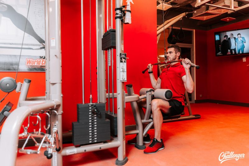 Что делать в фитнес-клубе: 7 упражнений для ног, спины и груди на тренажёрах. Изображение номер 10