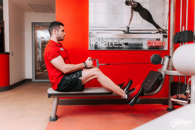 Что делать в фитнес-клубе: 7 упражнений для ног, спины и груди на тренажёрах. Изображение номер 12