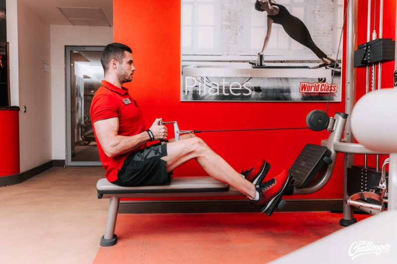 Что делать в фитнес-клубе: 7 упражнений для ног, спины и груди на тренажёрах. Изображение номер 13