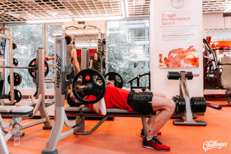 Что делать в фитнес-клубе: 7 упражнений для ног, спины и груди на тренажёрах. Изображение номер 14