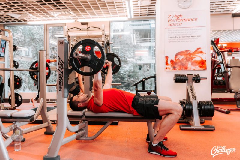 Что делать в фитнес-клубе: 7 упражнений для ног, спины и груди на тренажёрах. Изображение номер 16