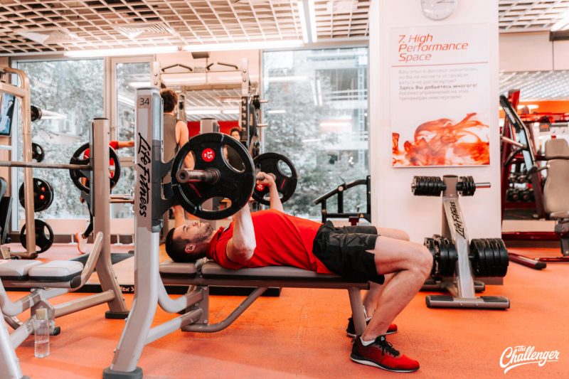 Что делать в фитнес-клубе: 7 упражнений для ног, спины и груди на тренажёрах. Изображение номер 15