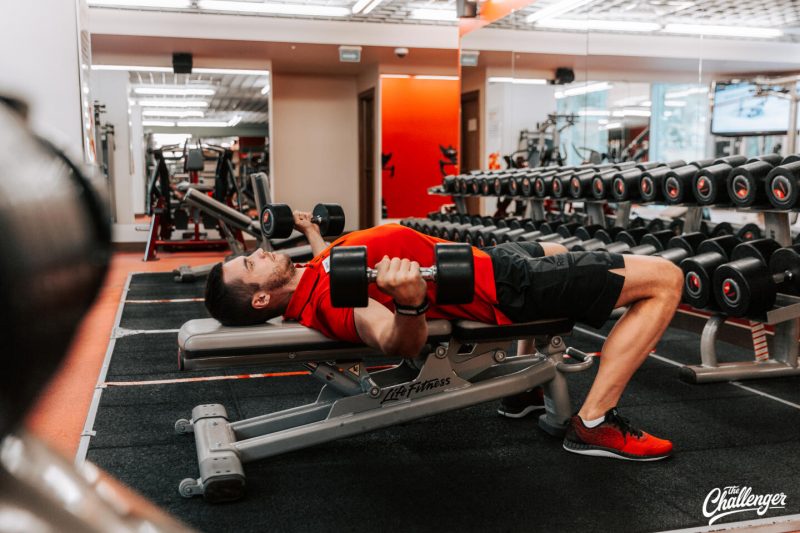 Что делать в фитнес-клубе: 7 упражнений для ног, спины и груди на тренажёрах. Изображение номер 19