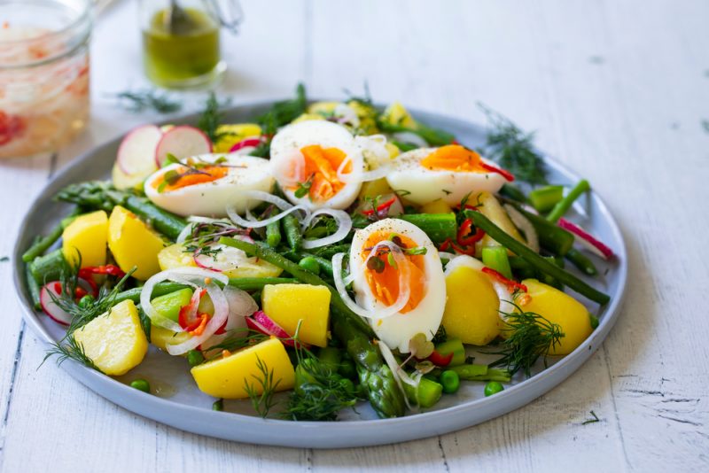 Изображение рецепта Тёплый салат с картофелем, горошком и яйцом