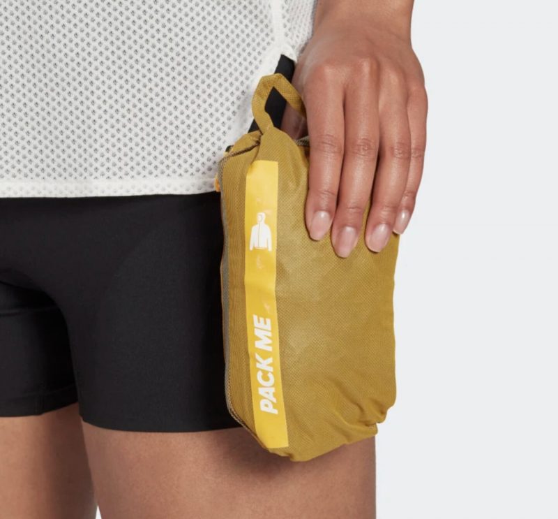 «Рассмеяться в лицо непогоде»: 8 курток, которые не промокнут под дождём. Изображение номер 2