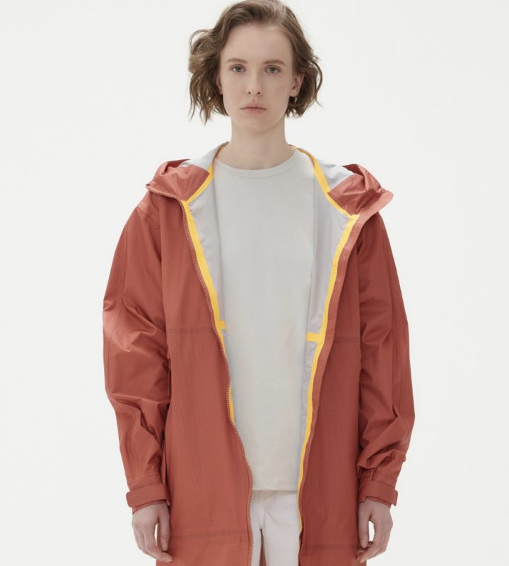 «Рассмеяться в лицо непогоде»: 8 курток, которые не промокнут под дождём. Изображение номер 6