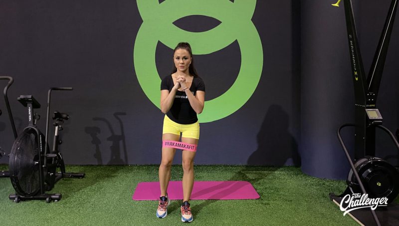 Тренировка для упругих ягодиц: 7 упражнений с резинками (и никаких приседаний!). Изображение номер 11