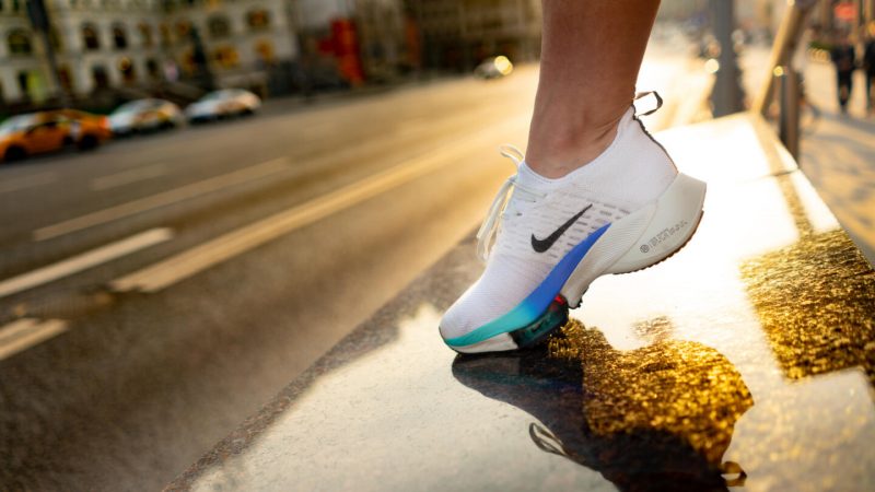 Наш выбор: кроссовки для быстрого бега Nike Air Zoom Tempo NEXT%. Изображение номер 1