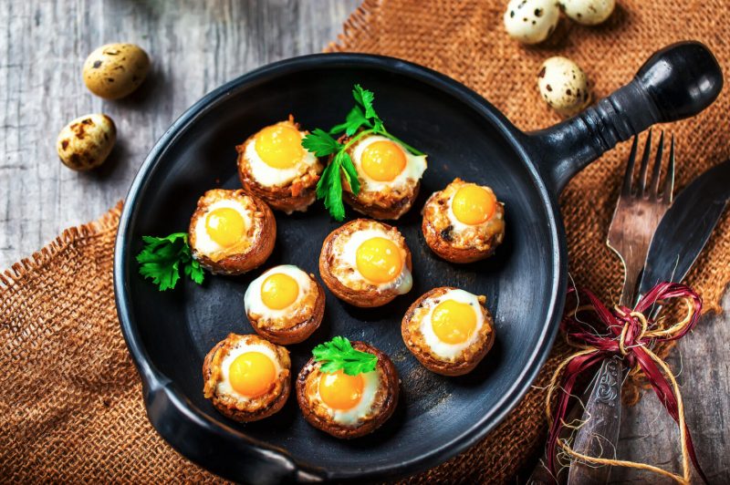 Изображение рецепта Шампиньоны с сыром и перепелиными яйцами