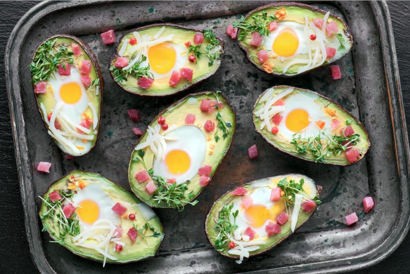 Изображение рецепта Авокадо с перепелиными яйцами и зеленью