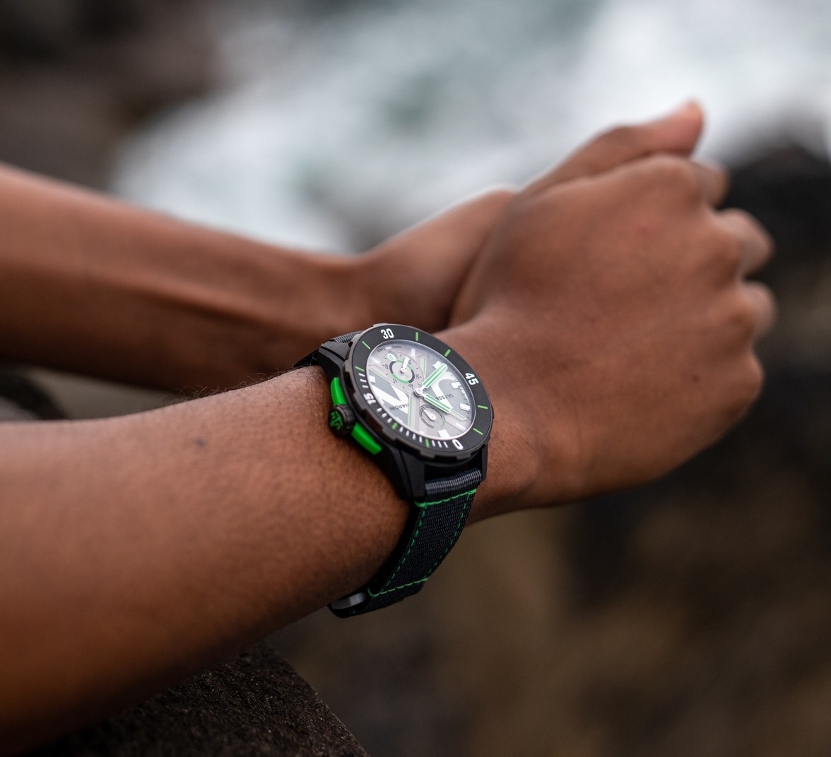 Компания Ulysse Nardin представила часы с деталями из переработанных рыболовных сетей. Изображение номер 3