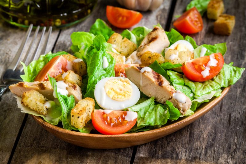 Изображение рецепта Салат с яйцом, курицей и фисташками