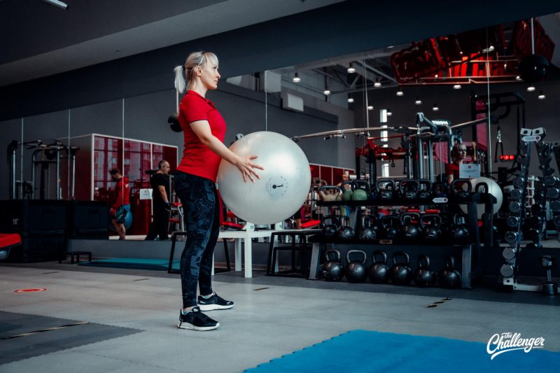 7 упражнений с фитболом для крепкого кора, рук и ягодиц. Изображение номер 1