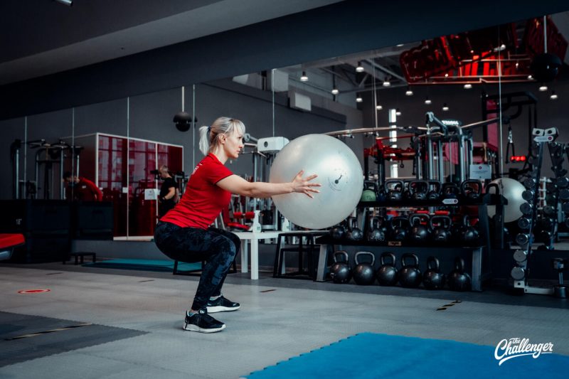 7 упражнений с фитболом для крепкого кора, рук и ягодиц. Изображение номер 2