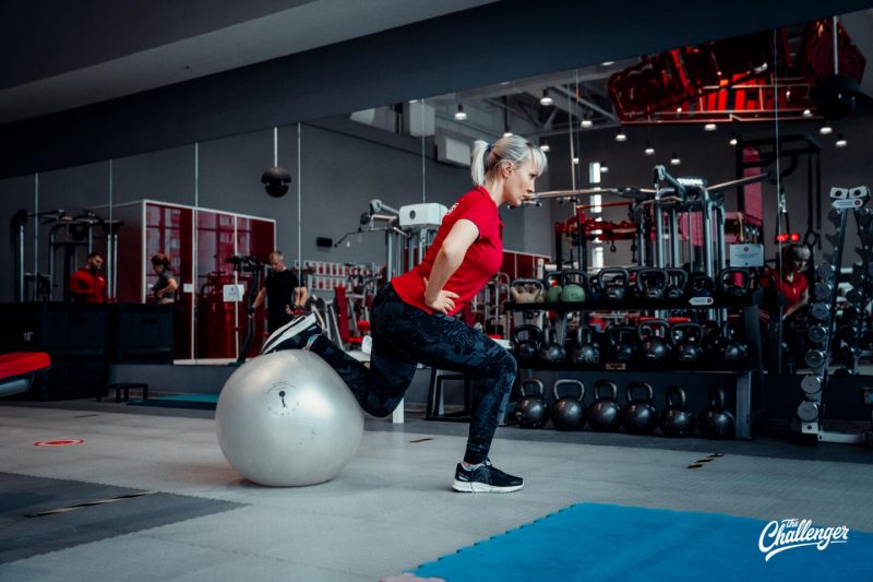 7 упражнений с фитболом для крепкого кора, рук и ягодиц. Изображение номер 4