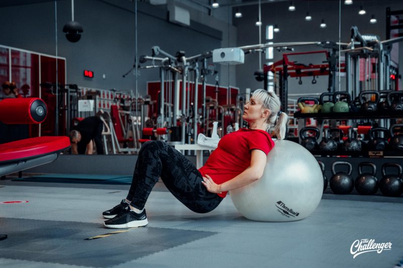 7 упражнений с фитболом для крепкого кора, рук и ягодиц. Изображение номер 9