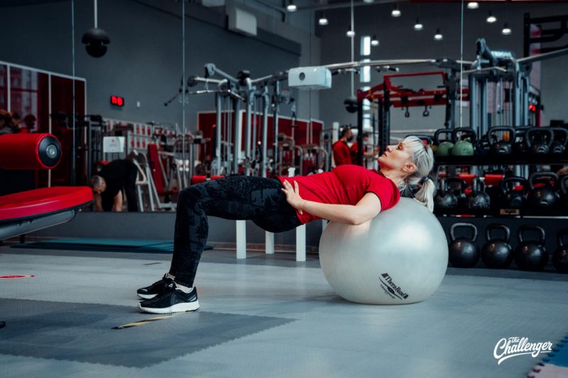 7 упражнений с фитболом для крепкого кора, рук и ягодиц. Изображение номер 10