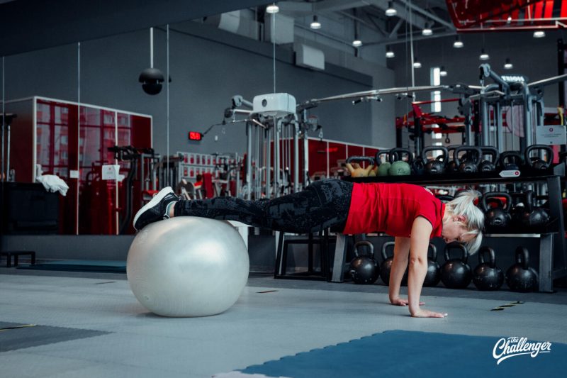 7 упражнений с фитболом для крепкого кора, рук и ягодиц. Изображение номер 5