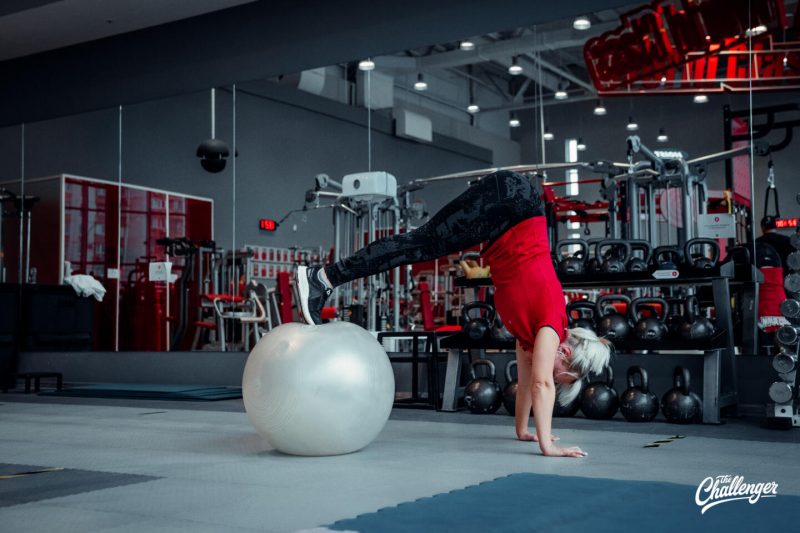 7 упражнений с фитболом для крепкого кора, рук и ягодиц. Изображение номер 6