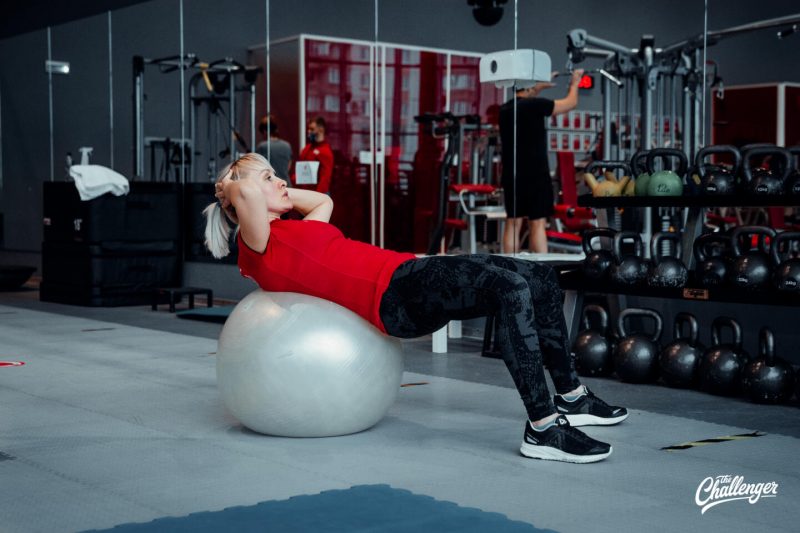 7 упражнений с фитболом для крепкого кора, рук и ягодиц. Изображение номер 11