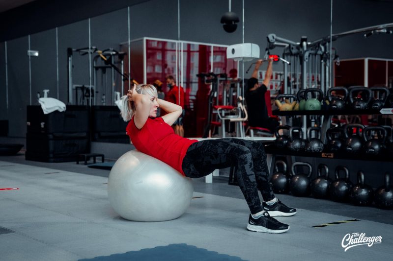 7 упражнений с фитболом для крепкого кора, рук и ягодиц. Изображение номер 12