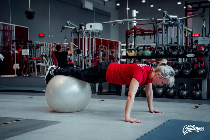 7 упражнений с фитболом для крепкого кора, рук и ягодиц. Изображение номер 7