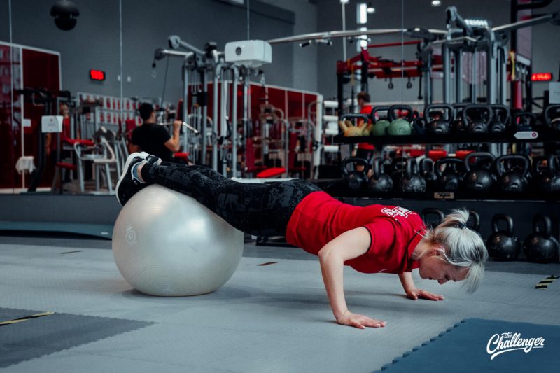 7 упражнений с фитболом для крепкого кора, рук и ягодиц. Изображение номер 8