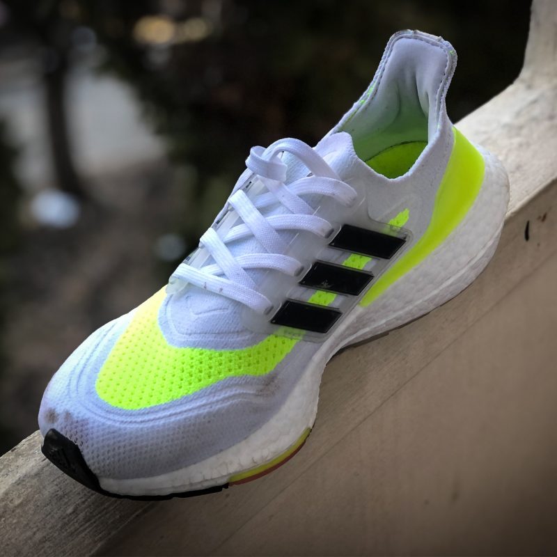 Наш выбор: стильные кроссовки adidas Ultraboost 21 для бега по городу. Изображение номер 2